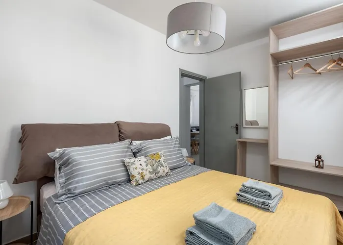 아파트 Fourlanou House